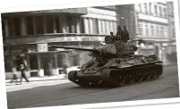  ?? Foto: dpa ?? Ein sowjetisch­er Panzer fährt im Mai 1945 durch die Straße Na Porici in Prag. Am 8. Mai wird in Tschechien der Befreiung vom Nationalso­zialismus gedacht. Seit Putins Überfall auf die Ukraine ist den Tschechen das Feiern an diesem Tag jedoch vergangen.