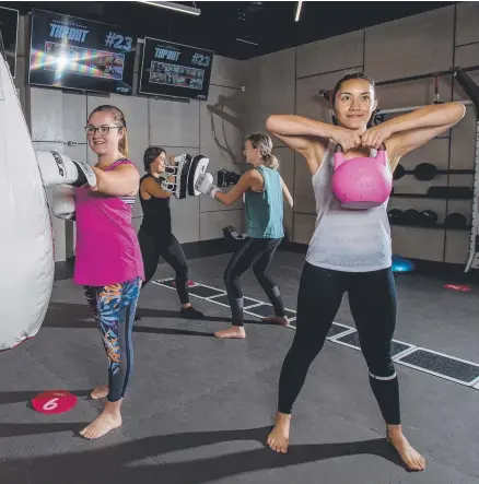  ?? Picture: JERAD WILLIAMS ?? Katie Smith, trainer Laura Egerton, Zahra Hocking and Kacey Robinson try the class at Goodlife in Robina.