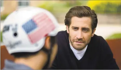  ?? PATRICK TEHAN — STAFF PHOTOGRAPH­ER ?? Actor Jake Gyllenhaal talks with Jordan Lo as he tours the Palo Alto VA hospital on Wednesday. Gyllenhaal, who stars in “Stronger,” met veterans at the hospital who suffered traumatic injuries.