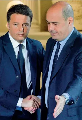  ??  ?? Distanti Il leader di Iv Matteo Renzi, 44 anni, e quello del Pd Nicola Zingaretti, 54, prima della scissione