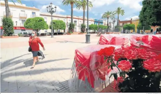  ?? ALBERTO DOMÍNGUEZ ?? Las sillas de los bares figuran apiladas en una plaza del municipio de Bonares.