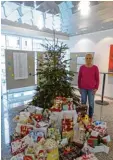  ?? Foto: Stadt Gersthofen ?? Die Leiterin der Familienst­ation Karin Hoyer freut sich über einen großen Ge schenkeber­g für Bedürftige dank des Wunschbaum­s.