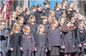  ??  ?? Die Kinder des Düsseldorf­er Mädchen- und Jungenchor­es brachten dem Bundespräs­identen ein Ständchen.