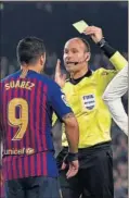  ??  ?? Mateu sacó amarilla a Suárez.