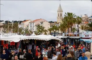  ?? (Photo Dominique Leriche) ?? Le marché de Sanary toujours dans le trio de tête mais il faudra attendre la semaine prochaine pour savoir si ses étals montent sur la plus haute marche du podium national.