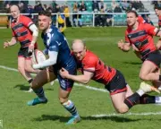  ?? ?? Michael Dykes tries to escape a tackle