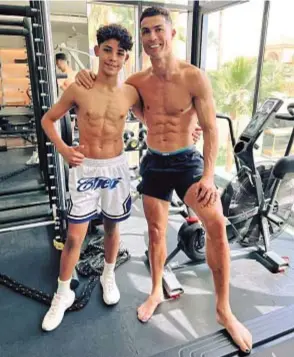  ?? ?? BONUS TRA GLI ATTREZZI
Cristiano Ronaldo Jr., 13 anni, in palestra con il papà, il calciatore portoghese Cristiano Ronaldo, 39.