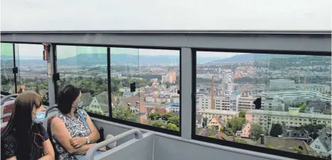  ?? FOTO: ANNE JETHON ?? Die Citytour im Bus führt auch auf die Höhen rund um Stuttgart. Ein- und Aussteigen können die Fahrgäste an neun Stationen.