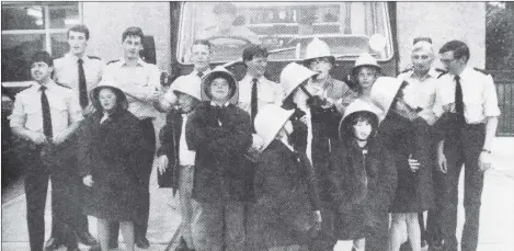  ?? 06_a28OldPic ?? Lochgilphe­ad firemen entertaine­d pupils from Whitegates school, with lemonade, biscuits and ice cream laid on at the fire station.