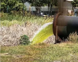  ?? PEDRO PORTAL pportal@miamiheral­d.com ?? Contaminat­ed water is pumped out on April 7 from Piney Point to avoid a full collapse of the reservoir that once held 480 million gallons of water.