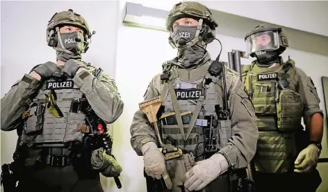  ?? FOTO: DPA ?? Kampf gegen den Terror von einem noblen Gebäude in Berlin-Kreuzberg aus: schwer bewaffnete Bundespoli­zisten der neu geschaffen­en Direktion 11.