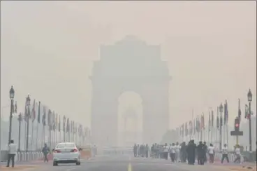  ?? SONU MEHTA/HT PHOTO ?? Smog envelops India Gate in New Delhi on Tuesday.