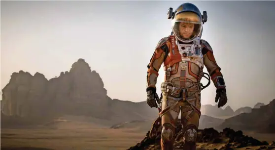  ??  ?? CINÉMA Le dernier film de Ridley Scott raconte la saga d’un astronaute (Matt Damon) abandonné sur la planète rouge et luttant pour sa survie. Un spectacle total.