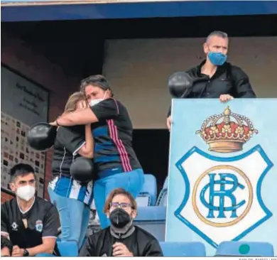  ?? RAFA DEL BARRIO / EFE ?? Aficionado­s del Recreativo de Huelva, desolados por el descenso de su equipo, portan globos negros.