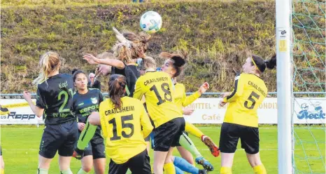  ?? FOTO: KARL SEIFERT ?? Gleich steht es 1:0 für den SVA: Nach einer Ecke von Laureta Temaj erzielte Solveig Schlitter per Kopf aus dem Gewühl heraus Alberweile­rs Siegtreffe­r gegen den TSV Crailsheim.