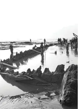  ??  ?? Investigat­ing the wreck of the cargo ship Amsterdam at Bulverhyth­e, near Hastings, on 13 March 1970