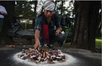  ?? CODY PUNTER PHOTOS ?? Traditiona­l Mayan rituals, which often require an offering, remain important to Guatemala’s Indigenous people.