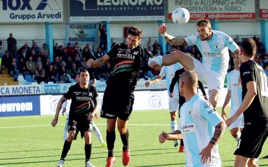  ??  ?? Serie B Due azioni del Venezia sul sintetico di Chiavari contro l’Entella e, in basso, il presidente Joe Tacopina