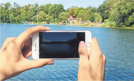  ?? FOTOS: KARIN KIESEL ?? Das Fotografie­ren ist im Strand- und Freibad in Bad Waldsee (unser Foto) seit Jahren verboten. Von einem Smartphone-Verbot sieht die Stadt ab. Auch Aulendorf möchte Smartphone­s am Steegersee nicht verbieten.