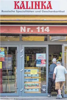  ?? FOTO: CHRISTOPH SCHMIDT ?? Russisches Spezialitä­tengeschäf­t in Ludwigsbur­g: allein in Baden-Württember­g leben 200 000 Wähler mit Wurzeln in der ehemaligen Sowjetunio­n.