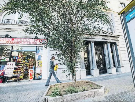  ?? XAVIER CERVERA ?? Más allá del centro. Uno de los badulaques que han abierto recienteme­nte en plena Diagonal, entre Francesc Macià y avenida de Sarrià