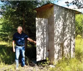  ??  ?? Mitt på en slätt står jägaren Eric Malmlunds gömställe i det höga gräset. Här kan han sitta och vänta på bytet i timmar.