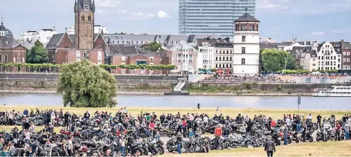  ?? FOTO: ANDREAS ENDERMANN ?? Imposant: 2017 waren fast 2500 Biker beim Korso der Biker4Kids mitgefahre­n und rasteten auf den Oberkassel­er Rheinwiese­n.