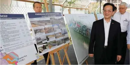  ?? PIC BY FARIZUL HAFIZ AWANG ?? China’s ambassador to Malaysia Dr Huang Huikang (second from right) and East Coast Economic Region Developmen­t Council chief executive officer Datuk Seri Jebasingam Issace John (right) during a visit to the Malaysia-China Kuantan Industrial Park...