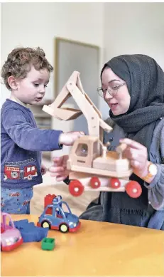  ?? RP-FOTO: STEPHAN KÖHLEN ?? Azubi Elif Arslan betreut Lukas. Sie wird an ihrer Kita übernommen und gehört dann einem Team von 14 Erzieherin­nen an.