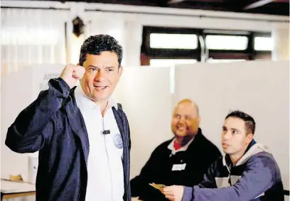  ?? RODOLFO BUHRER/REUTERS ?? Ex-juiz Sérgio Moro vota em seção eleitoral em Curitiba: ‘Todo sistema político (estava) contra nós’