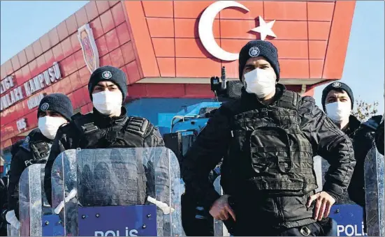  ?? AP ?? Antiavalot­s a l’entrada de l’edifici on s’ha desenvolup­at el judici, ahir a Ankara