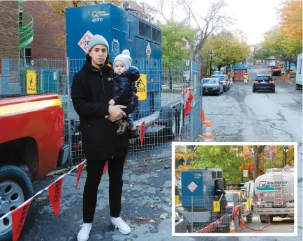  ?? PHOTOS ANTOINE LACROIX ET COURTOISIE ?? William Latreille, avec son fils de 1 an Dylan, est incommodé par le fort bruit dégagé par cette génératric­e d’Hydro-Québec sur la rue Hochelaga, à Montréal. En mortaise, elle est remplie inutilemen­t chaque jour.