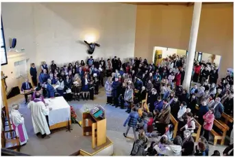  ??  ?? Chaque dimanche, ce sont près de 1 300 fidèles qui assistent aux messes de Montigny, à SaintPierr­e-du-lac (photo), ou à Voisins-le-bretonneux. D’où la nécessité d’une nouvelle église.