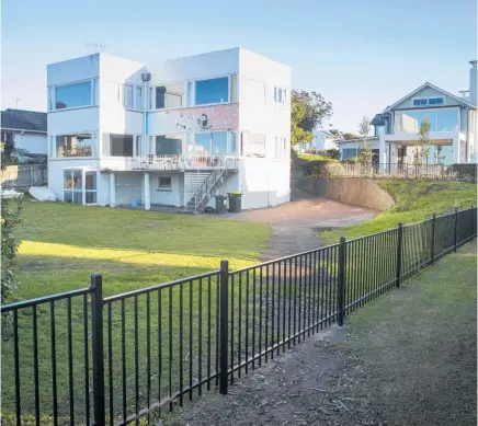  ?? Photo / Jason Oxenham ?? Approved renovation­s to the beachfront Devonport house will double the size of the existing building.