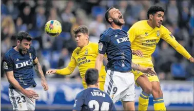  ?? ?? Sergi Enrich y Borja Bastón intentan rematar una jugada de ataque del Oviedo.