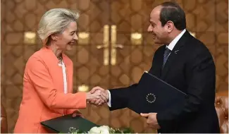  ?? ?? Ursula von der Leyen s'est rendue en Égypte pour signer un partenaria­t de 7,4 milliards d'euros avec le président Abdel Fattah elSisi.