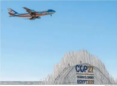  ?? SEDAT SUNA (EFE) ?? El ‘Air Force One’ de Biden sobrevuela el lugar donde se celebra la COP27, en Sharm el Sheij.