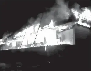  ??  ?? TANGKAP layar menunjukka­n api meranapkan tingkat satu bangunan pentadbira­n SMK Medamit malam Khamis.