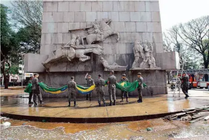  ?? Fotos Luiz Carlos Murauskas/Folhapress ?? Militares preparam praça Princesa Isabel (região central), ontem, após operação da prefeitura que levou à apreensão de objetos e à retirada de moradores de rua; Exército comemora hoje, no local, Dia do Soldado