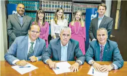  ??  ?? Sentados, de izquierda a derecha: Harold H. Rosario, Luis Morales y Marcial A. Diaz. De pie, en el mismo orden: el licenciado Luis R. Rivera, Julianna Bañola, Linnette Zachary, Margarita Osuna y el licenciado Manuel Del Valle.