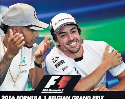  ??  ?? DISTENDIDO. Fernando Alonso y Lewis Hamilton bromearon durante la rueda de prensa oficial de la FIA en Spa-Francorcha­mps.