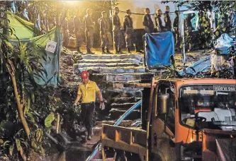  ?? LINH PHAM GETTY IMAGES ?? Rescuers line up to enter Tham Luang Nang Non cave this week in Chiang Rai, Thailand. Twelve boys and their soccer coach were found alive in the cave after going missing for over a week in northern Thailand.