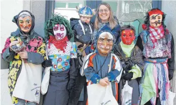  ?? FOTO: STEIDLE ?? Elisa Fischer von der IGF Westerheim mit einigen der kleinen Maschger, die am Dienstag zum Ausklang der Fasnet noch durch den Flecka zogen. Gleich beim Start wurden sie mit Schokolade beschenkt.