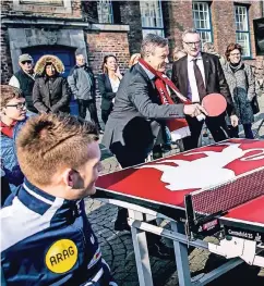  ??  ?? Borussia-Manager Andreas Preuß hat selbst als Kind beim Rundlauf angefangen. Gestern stellte er das Projekt im Rathaus vor.