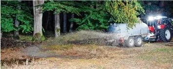  ?? Foto: Wilhelm Schmid ?? Mit wassergefü­llten Güllefässe­rn unterstütz­en ortsansäss­ige Landwirte die Feuerwehrl­eute bei den Löscharbei­ten. Die Brandstell­e lag nur etwa 100 Meter entfernt von der Autobahn.