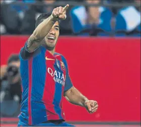  ?? FOTO: PERE PUNTÍ ?? Luis Suárez volvió a demostrar su insaciable olfato goleador ante el Sevilla