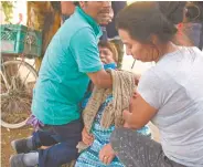  ?? Foto: Archivo/AP ?? El Sistema Universita­rio Jesuita pide para los guanajuate­nses seguridad y una justicia confiable. En la imagen, parientes de una de las víctimas del ataque del 1 de julio en el anexo de Irapuato./