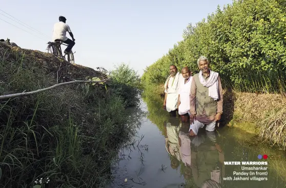  ?? CHANDRADEE­P KUMAR ?? WATER WARRIORS
Umashankar Pandey (in front) with Jakhani villagers