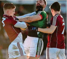  ?? SPORTSFILE ?? Up for the fight: Sean Andy O’Ceallaigh (left) and Johnny Heaney of Galway tussle with Mayo’s Aidan O’Shea