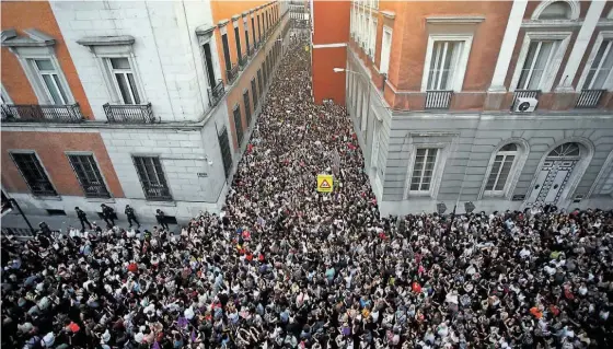 ??  ?? Manifestaç­ões em Madrid e por toda a Espanha contra a sentença com palavras de ordem como “não é não” ou “eu acredito em ti”